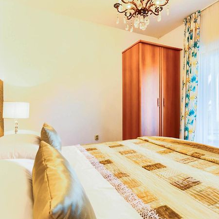 Family Friendly Seaside Apartments Rogoznica - 2010 الغرفة الصورة