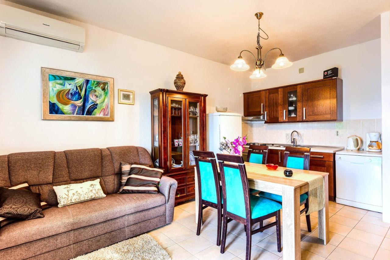 Family Friendly Seaside Apartments Rogoznica - 2010 المظهر الخارجي الصورة