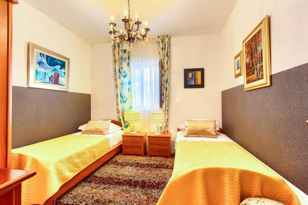 Family Friendly Seaside Apartments Rogoznica - 2010 المظهر الخارجي الصورة