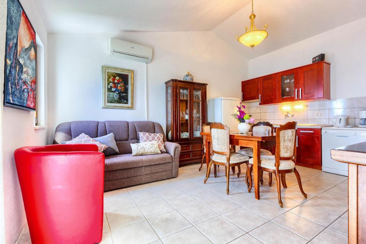 Family Friendly Seaside Apartments Rogoznica - 2010 المظهر الخارجي الصورة