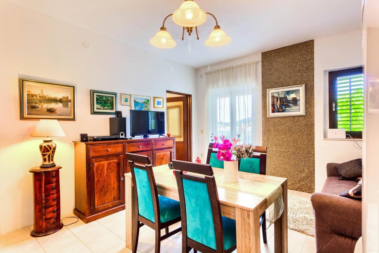 Family Friendly Seaside Apartments Rogoznica - 2010 المظهر الخارجي الصورة