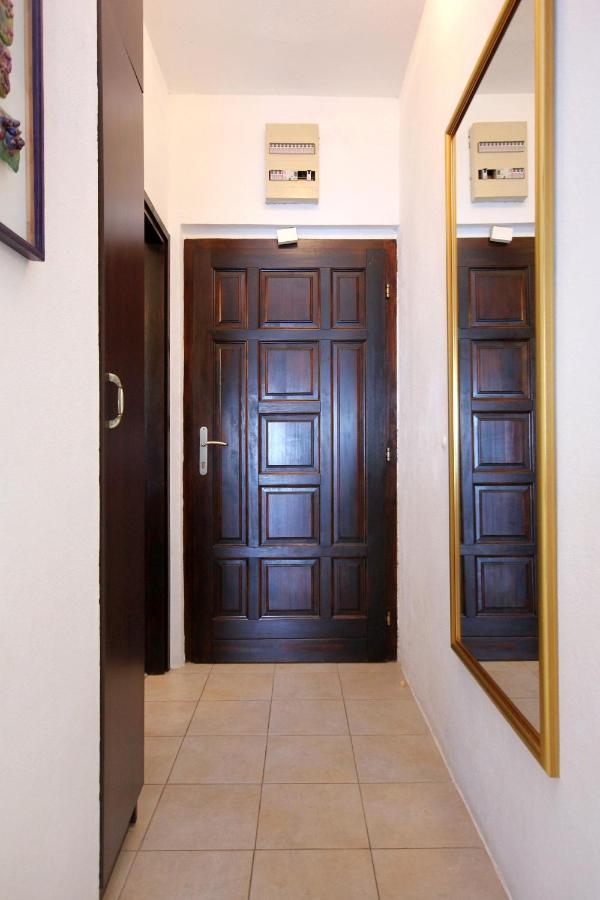 Family Friendly Seaside Apartments Rogoznica - 2010 المظهر الخارجي الصورة