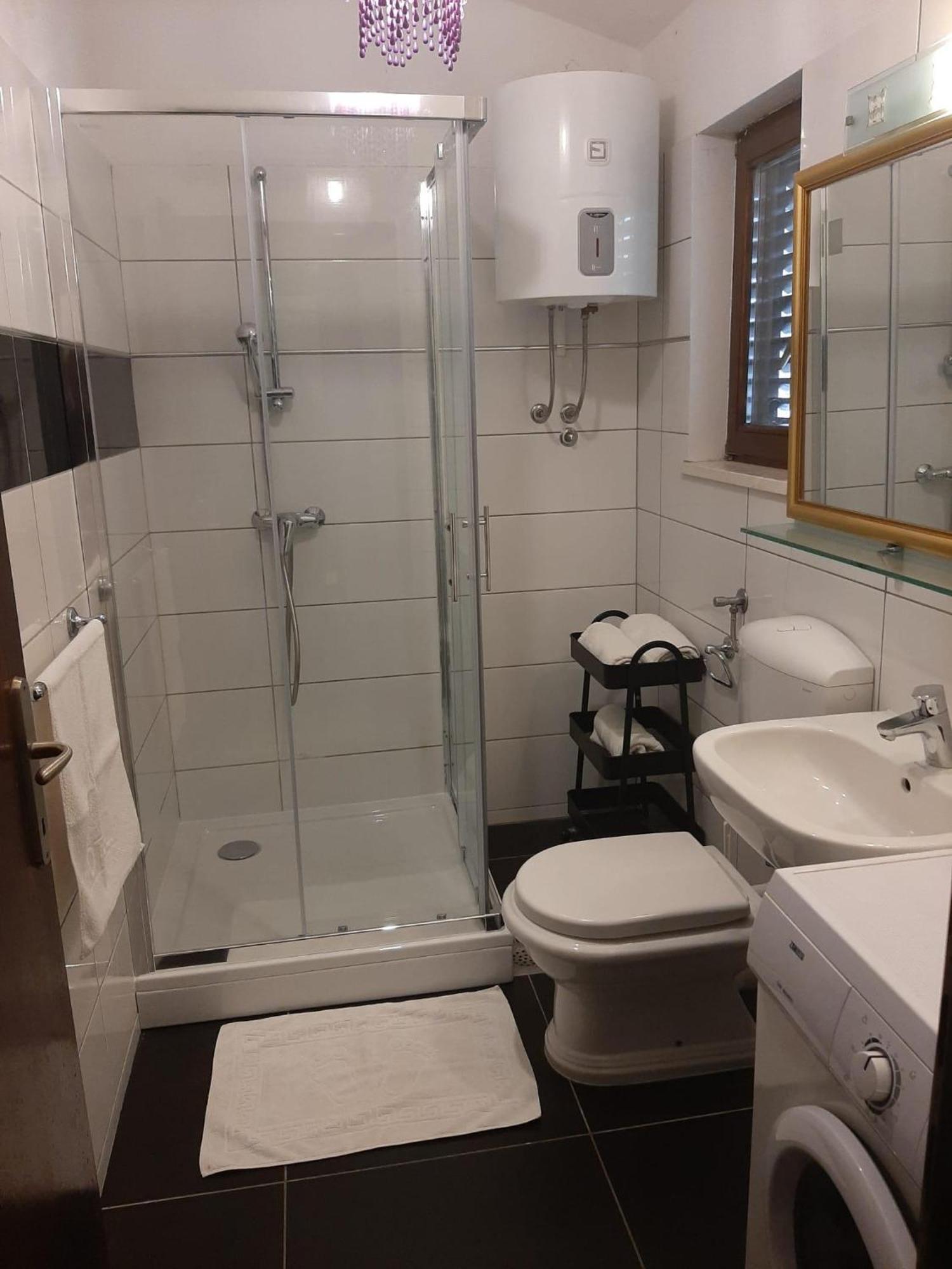 Family Friendly Seaside Apartments Rogoznica - 2010 المظهر الخارجي الصورة